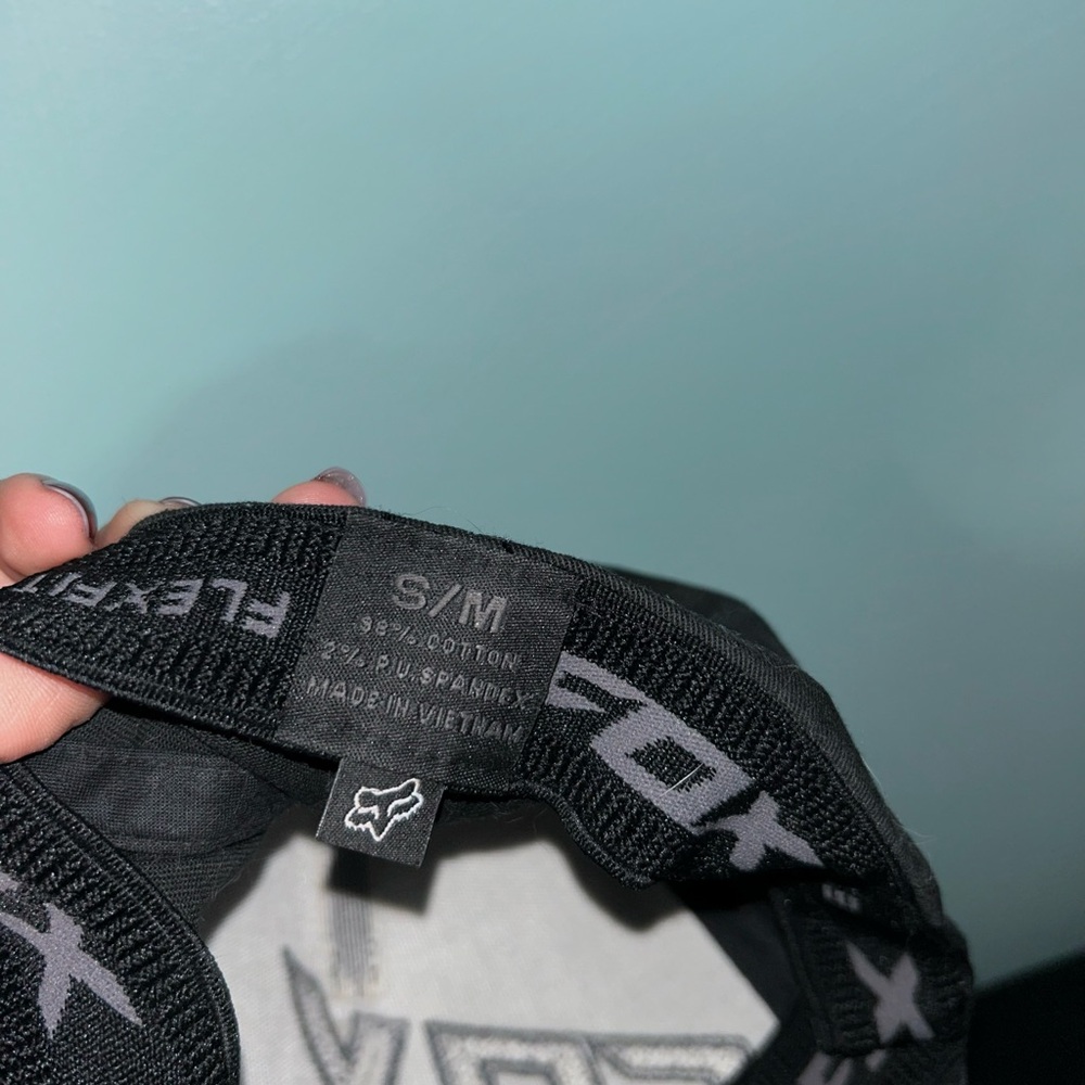 Fox Two-Tone Black and Gray Flex-fit Cap - Picture 3 of 3